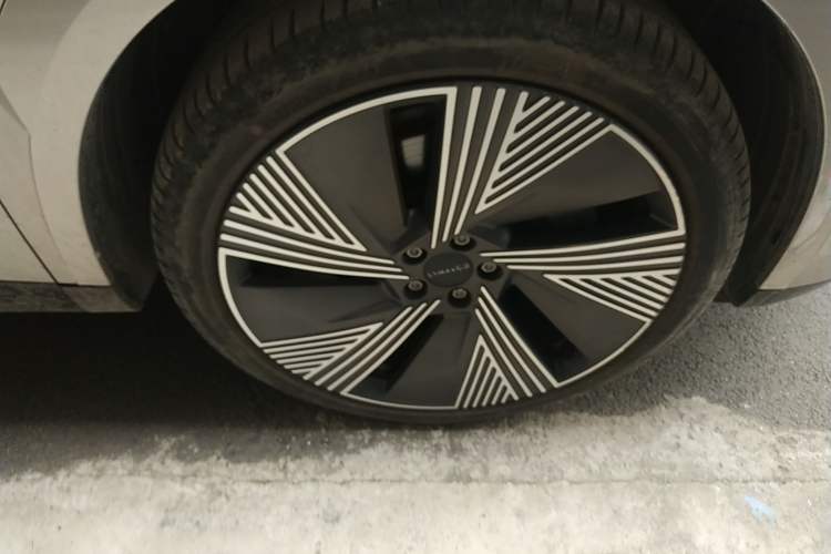 Used Lynk & Co 08 EM-P 2023 120km Long-Range Halo Right Front Wheel Hub