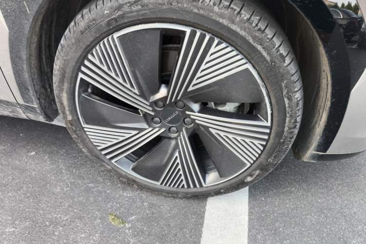 Used Lynk & Co 08 EM-P 2023 220km All-Wheel-Drive Performance Halo Right Front Wheel Hub