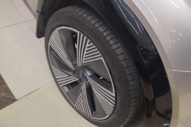 Used Lynk & Co 08 EM-P 2023 220km All-Wheel-Drive Performance Halo Right Front Wheel Hub