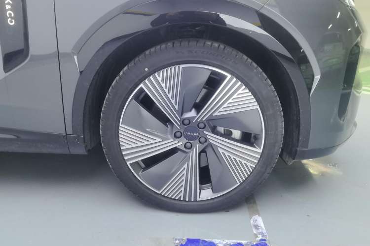 Used Lynk & Co 08 EM-P 2023 220km All-Wheel-Drive Performance Halo Right Front Wheel Hub