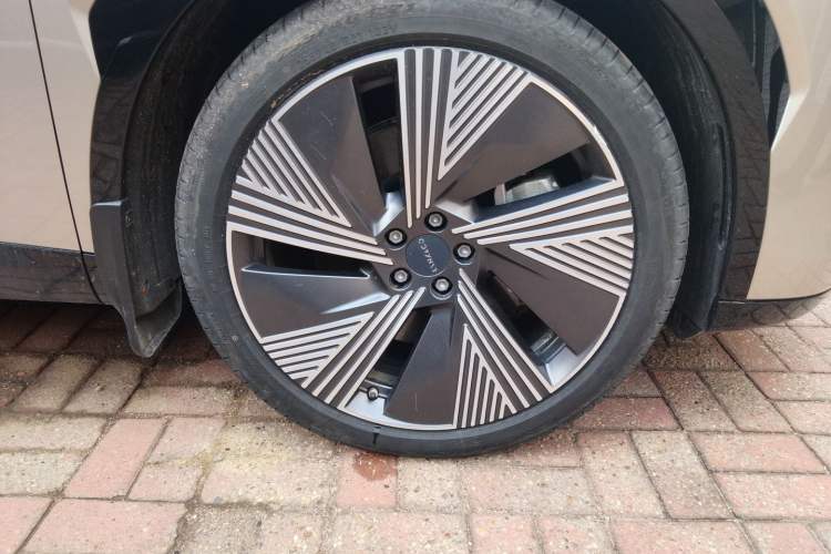 Used Lynk & Co 08 EM-P 2023 220km All-Wheel-Drive Performance Halo Right Front Wheel Hub
