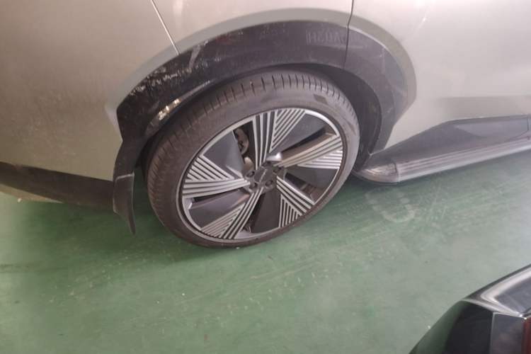 Used Lynk & Co 08 EM-P 2023 220km All-Wheel-Drive Performance Halo Right Rear Wheel Hub