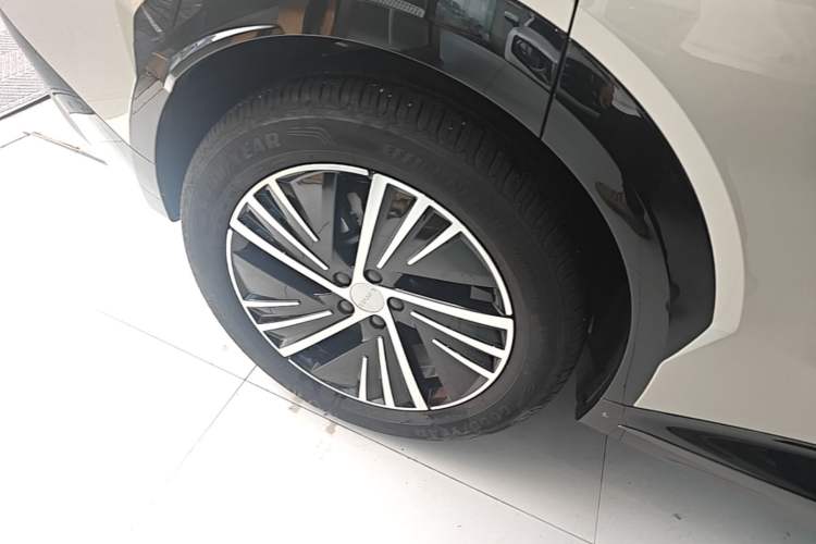 Used Lynk & Co 08 EM-P 2023 120km Long-Range Halo Right Rear Wheel Hub