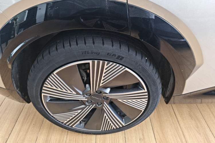 Used Lynk & Co 08 EM-P 2023 220km All-Wheel-Drive Performance Halo Right Rear Wheel Hub