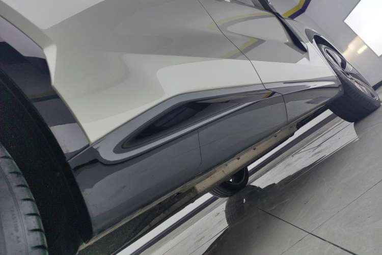 Used Lynk & Co 08 EM-P 2023 220km All-Wheel-Drive Performance Halo Right Side Sill