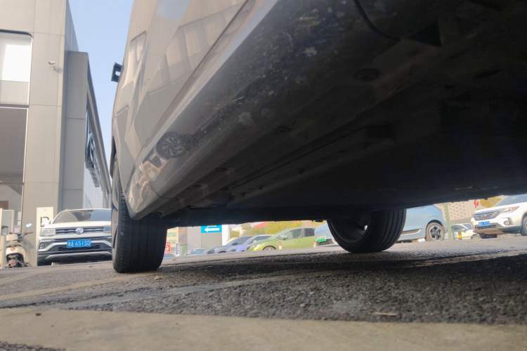 Used Lynk & Co 08 EM-P 2023 120km Long-Range Halo Right Side Sill