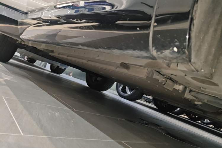 Used Lynk & Co 08 EM-P 2023 120km Long-Range Halo Right Side Sill