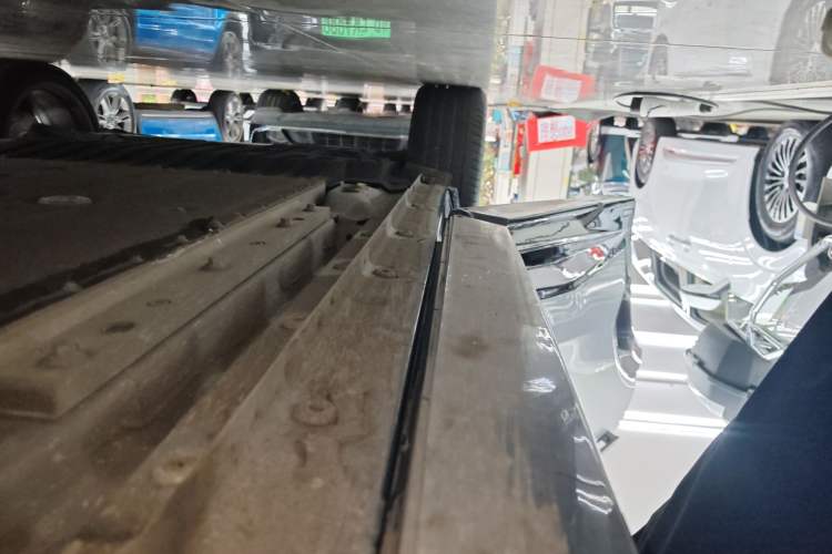 Used Lynk & Co 08 EM-P 2023 120km Long-Range Halo Right Side Sill