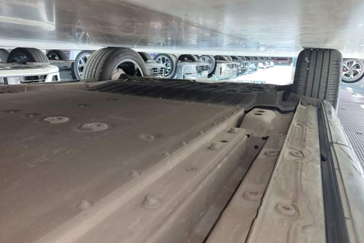 Used Lynk & Co 08 EM-P 2023 120km Long-Range Halo Right Side Sill