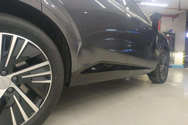 Used Lynk & Co 08 EM-P 2023 120km Long-Range Halo Right Side Sill