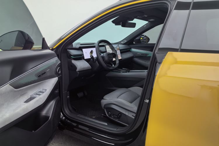 Used Lynk & Co 08 EM-P 2023 120km Long-Range Halo Interior 2