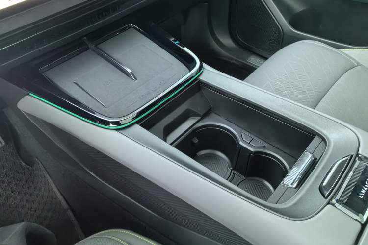 Used Lynk & Co 08 EM-P 2023 120km Long-Range Halo Interior 6