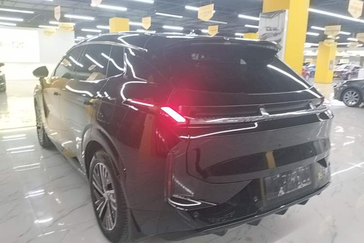 Used Lynk & Co 08 EM-P 2023 120km Long-Range Halo Rear Left 45 Deg