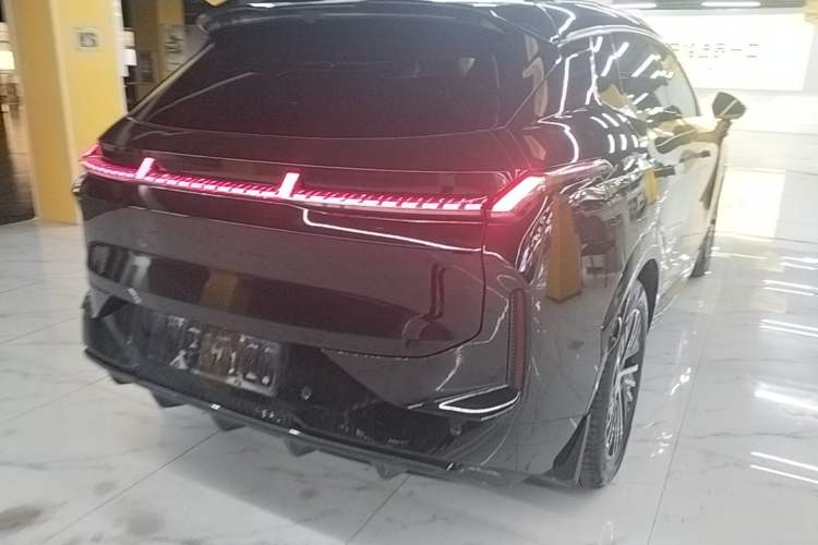 Used Lynk & Co 08 EM-P 2023 120km Long-Range Halo Rear Right 45 Deg
