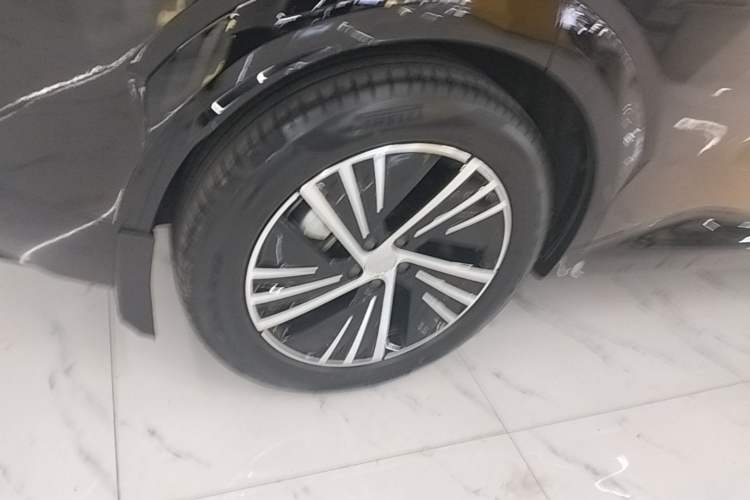 Used Lynk & Co 08 EM-P 2023 120km Long-Range Halo Right Rear Wheel Hub