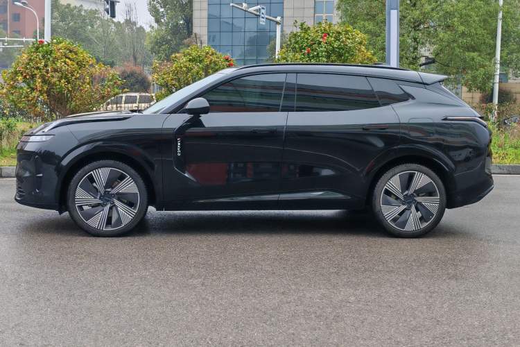 Used Lynk & Co 08 EM-P 2024 120km Long-Range Plus Exterior 8