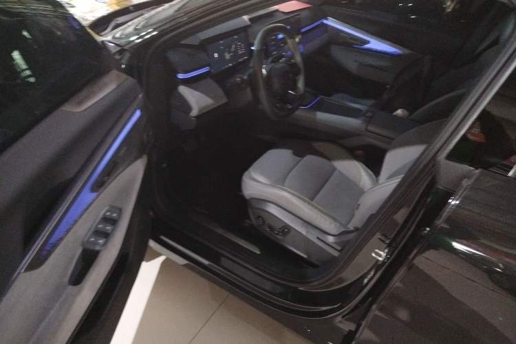 Used Lynk & Co 08 EM-P 2024 120km Long-Range Plus Interior 3
