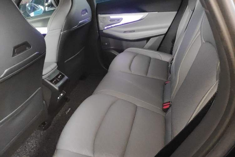 Used Lynk & Co 08 EM-P 2024 120km Long-Range Plus Interior 4