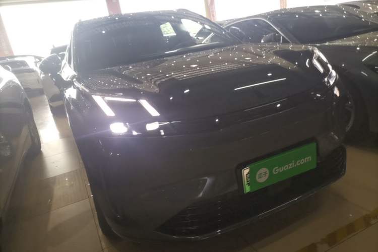 Used Lynk & Co 08 EM-P 2024 120km Long-Range Plus Front Right 45 Deg