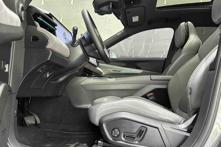 Used Lynk & Co 08 EM-P 2024 120km Long-Range Plus Interior 1