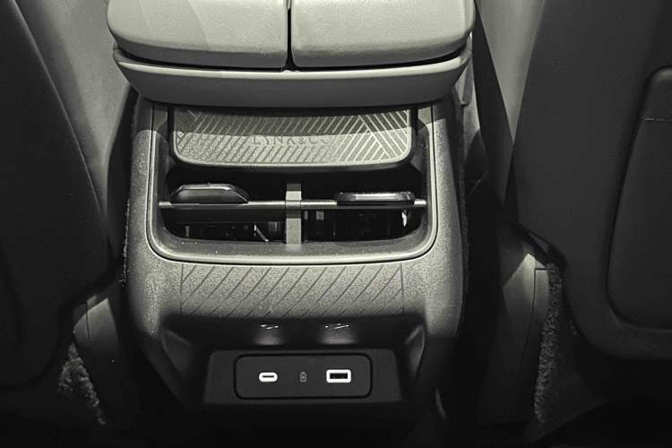 Used Lynk & Co 08 EM-P 2024 120km Long-Range Plus Interior 10