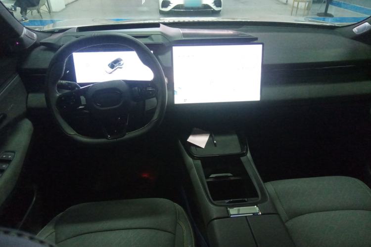 Used Lynk & Co 08 EM-P 2024 120km Long-Range Plus Center Console