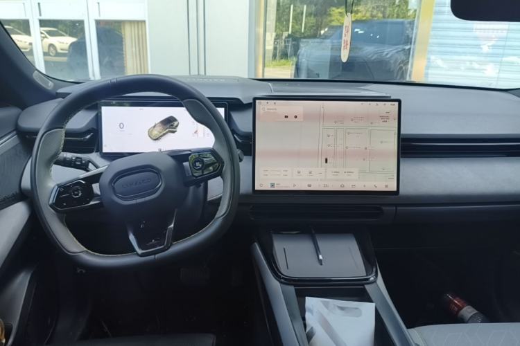 Used Lynk & Co 08 EM-P 2025 120km Long-Range Pro Center Console