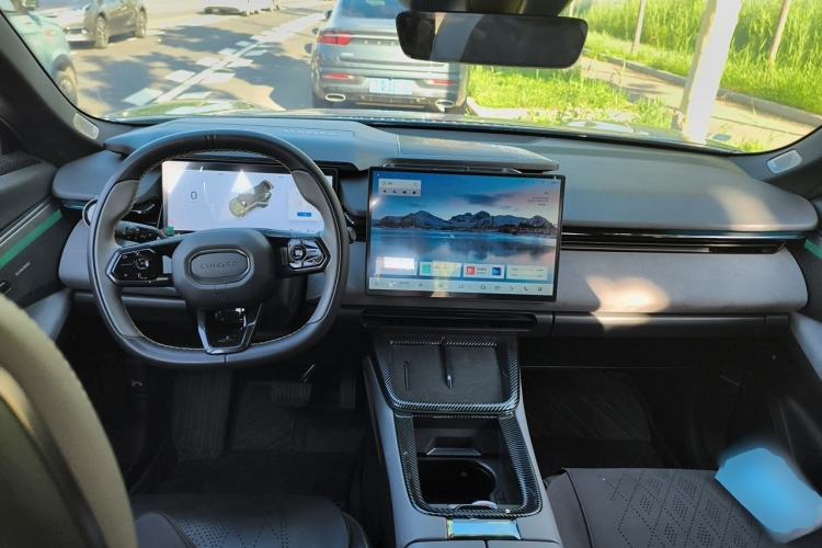 Used Lynk & Co 08 EM-P 2025 120km Long-Range Pro Center Console