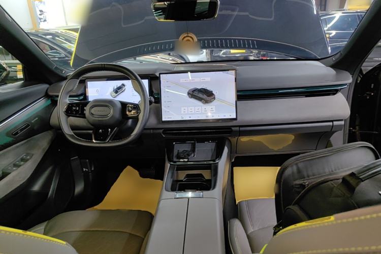 Used Lynk & Co 08 EM-P 2025 120km Long-Range Pro Center Console