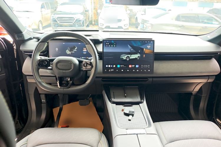 Used Lynk & Co 08 EM-P 2025 245km Ultra-Long Range Halo Center Console