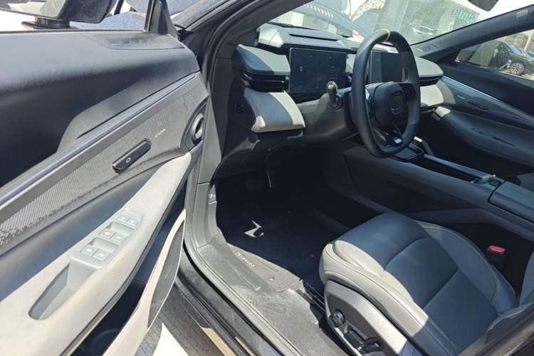 Used Lynk & Co 08 EM-P 2025 120km Long-Range Halo Driver Seat