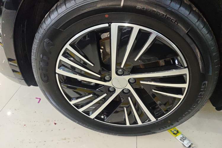 Used Lynk & Co 08 EM-P 2025 120km Long-Range Pro Exterior 4