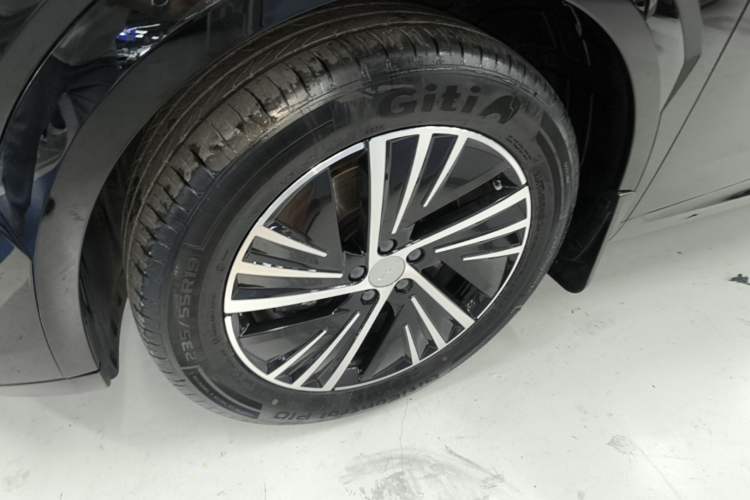 Used Lynk & Co 08 EM-P 2025 120km Long-Range Pro Exterior 4