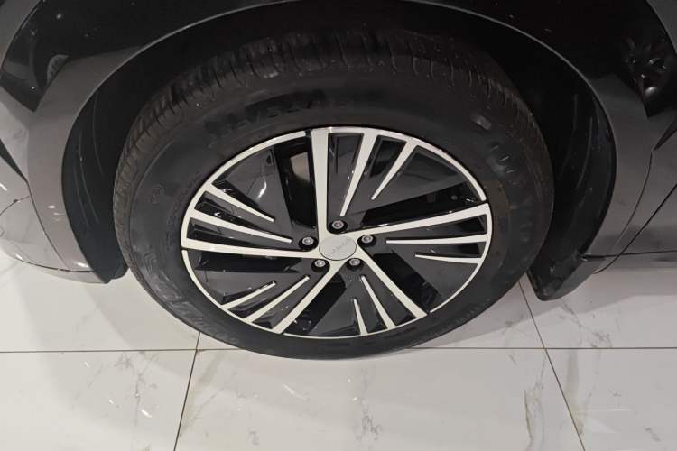 Used Lynk & Co 08 EM-P 2025 120km Long-Range Halo Exterior 7