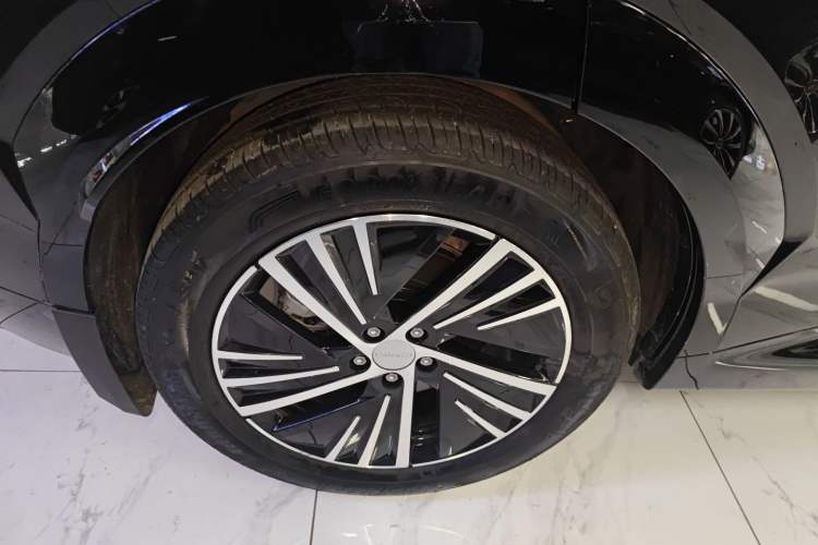 Used Lynk & Co 08 EM-P 2025 120km Long-Range Halo Exterior 8