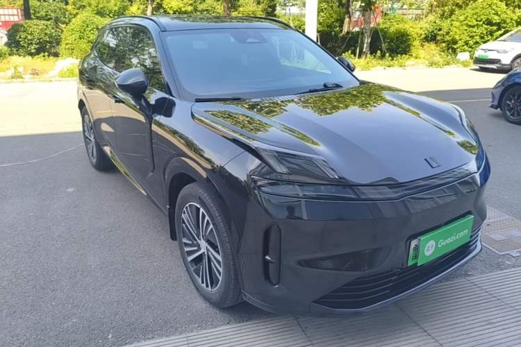Used Lynk & Co 08 EM-P 2025 120km Long-Range Pro Front Right 45 Deg
