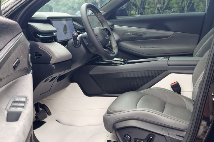Used Lynk & Co 08 EM-P 2025 120km Long-Range Pro Interior 1