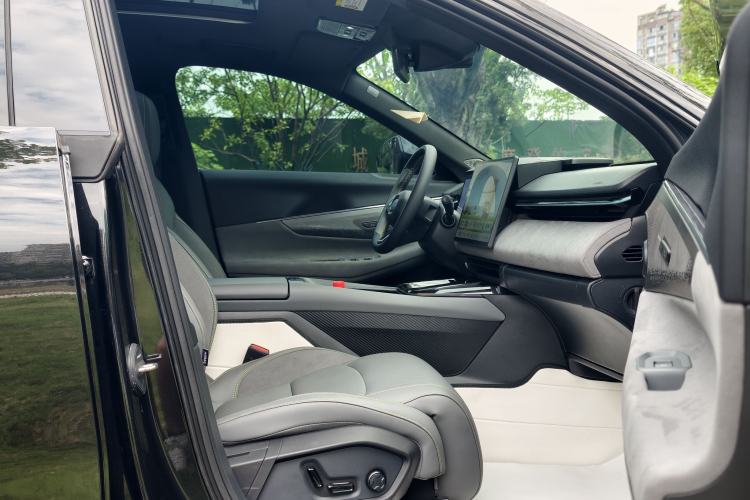 Used Lynk & Co 08 EM-P 2025 120km Long-Range Pro Interior 3