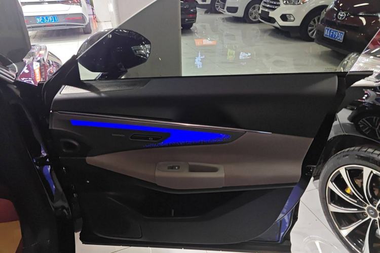 Used Lynk & Co 08 EM-P 2025 120km Long-Range Halo Interior 5