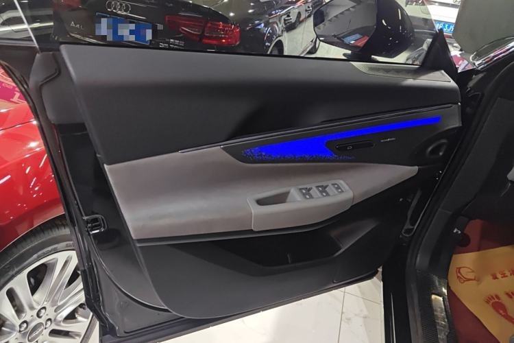 Used Lynk & Co 08 EM-P 2025 120km Long-Range Halo Interior 7