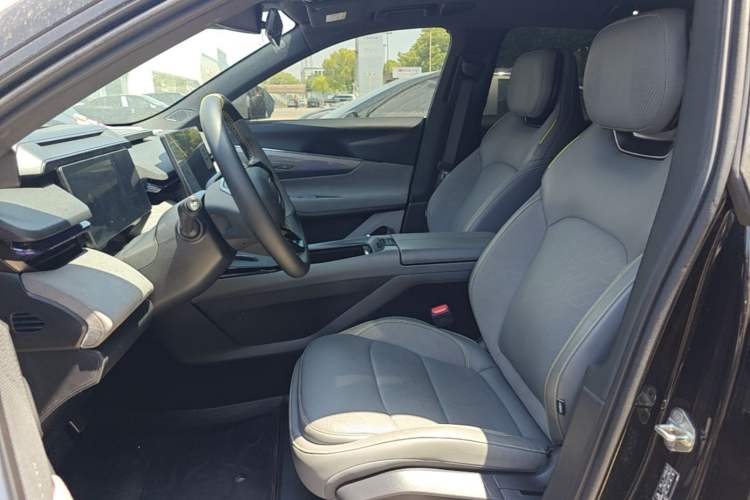 Used Lynk & Co 08 EM-P 2025 120km Long-Range Halo Left Front Seat