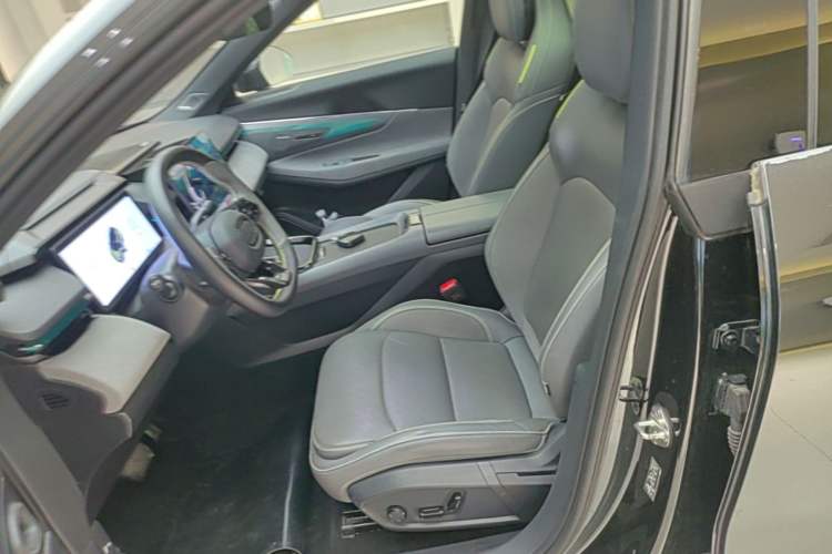 Used Lynk & Co 08 EM-P 2025 120km Long-Range Halo Left Front Seat