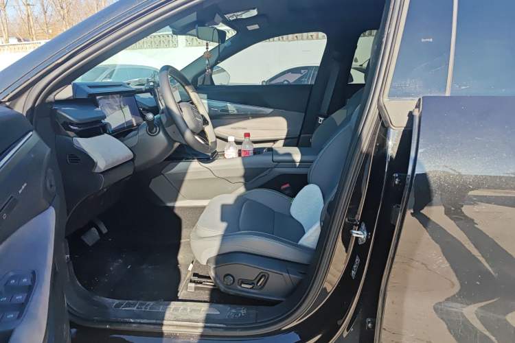 Used Lynk & Co 08 EM-P 2025 245km Ultra-Long Range Halo Left Front Seat
