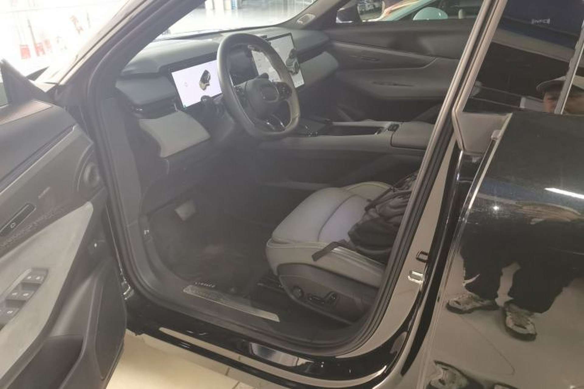 Used Lynk & Co 08 EM-P 2025 120km Long-Range Pro Left Front Seat