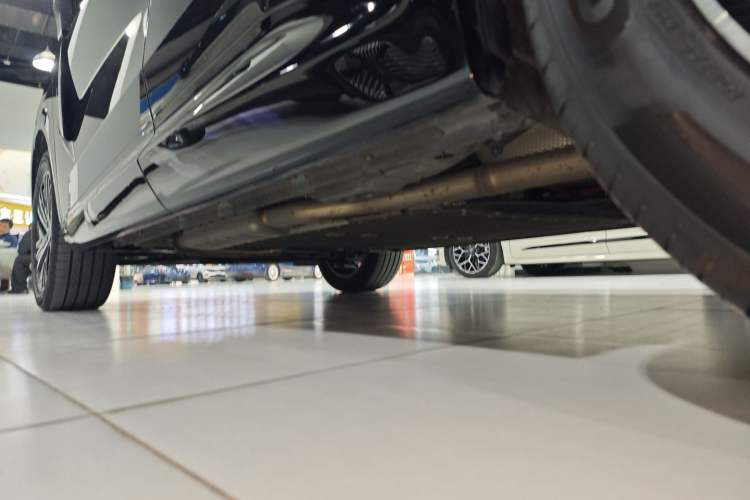 Used Lynk & Co 08 EM-P 2025 120km Long-Range Pro Left Side Sill