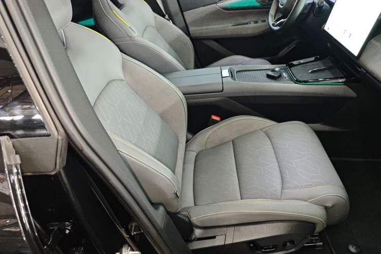 Used Lynk & Co 08 EM-P 2025 120km Long-Range Pro Right Front Seat