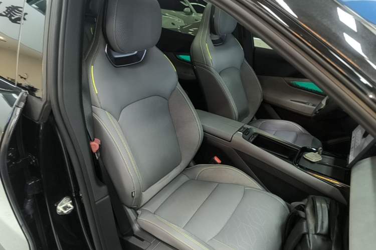 Used Lynk & Co 08 EM-P 2025 120km Long-Range Pro Right Front Seat