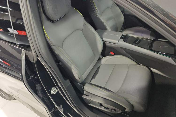 Used Lynk & Co 08 EM-P 2025 120km Long-Range Pro Right Front Seat