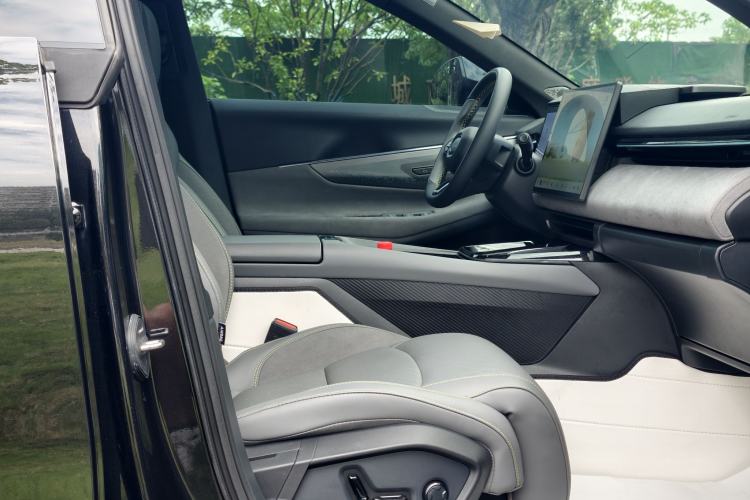 Used Lynk & Co 08 EM-P 2025 120km Long-Range Pro Right Front Seat