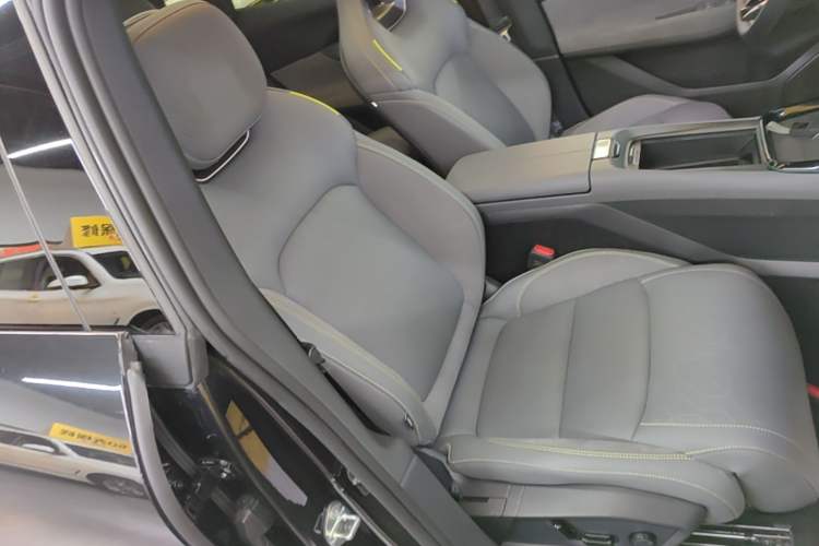 Used Lynk & Co 08 EM-P 2025 120km Long-Range Pro Right Front Seat
